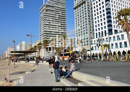 Il lungomare di Tel Aviv, il Tayelet, è generalmente pieno di jogging, ciclisti e Tel Avivians semplicemente godendo della splendida vista sul mare Foto Stock