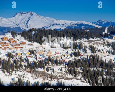 Capanne di tronchi in montagna Foto Stock