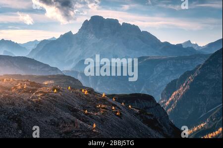 Canyon di montagna illuminato da luminosi raggi solari al tramonto in autunno Foto Stock