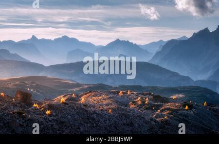 Canyon di montagna illuminato da luminosi raggi solari al tramonto in autunno Foto Stock