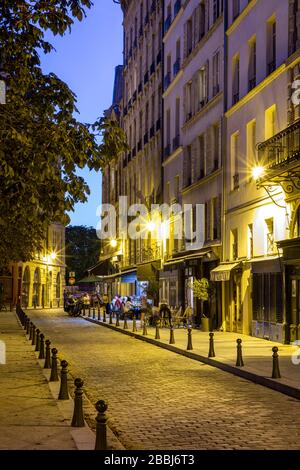 Serata crepuscolo in Place Dauphine sull'Ile-de-la-Cite, Parigi, Francia Foto Stock