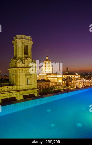 Vista sul tetto con piscina a sfioro di El Capitolio, o il Palazzo del Campidoglio Nazionale, e Museo Nacional de Bellas Artes, dal tetto del Gran Hotel Manzana Kempinski, Havana, Cuba Foto Stock