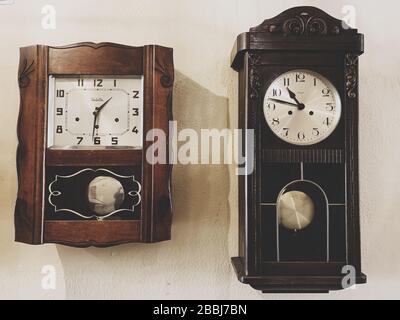 Orologio da parete, orologio a pendolo. Reloj de Pared, reloj de pendulo. Cafe Mona o Casa Oaxaca Cafe en Hermosillo sonora. Foto Stock