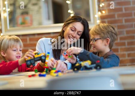 Madre e figli a casa Foto Stock