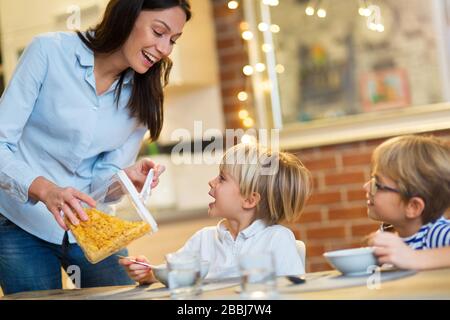 Madre e figli a casa Foto Stock