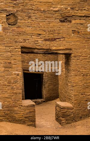 Porta nelle pareti di arenaria di Pueblo Bonito nel Chaco Culture National Historical Park, New Mexico, USA Foto Stock