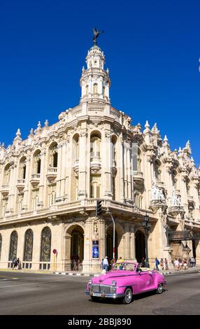 Auto classica in rosa e Gran Teatro de la Habana, teatro, Havana Vieja, Cuba Foto Stock