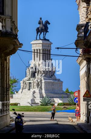 Statua del Generale Máximo Gómez, che divenne Comandante dell'Esercito di Liberazione di Cuba, l'Avana Vieja, Cuba Foto Stock