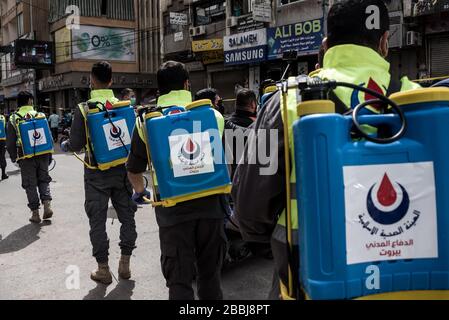 Beirut, Libano, 31 marzo 2020. Il disinfettante spruzzato sulle strade dei sobborghi meridionali di Beirut in un Hezbollah conduce gli sforzi per rallentare la diffusione di COVID19. Elizabeth Fitt Credit: Elizabeth Fitt/Alamy Live News Foto Stock