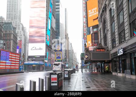 Una tranquilla giornata di pioggia in Times Square durante la pandemia di coronavirus. Foto Stock