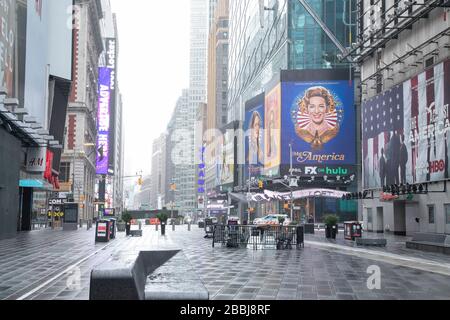 Una tranquilla giornata di pioggia in Times Square durante la pandemia di coronavirus. Foto Stock