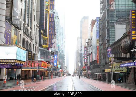 42nd Street in Times Square, molto tranquilla durante la pandemia di coronavirus. Foto Stock