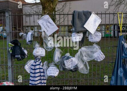 Recinzione da regalo con donazioni per senzatetto e bisognosi, cibo, articoli igienici, abbigliamento, ad Essen RŸttenscheid, effetti della crisi corona in Germania Foto Stock