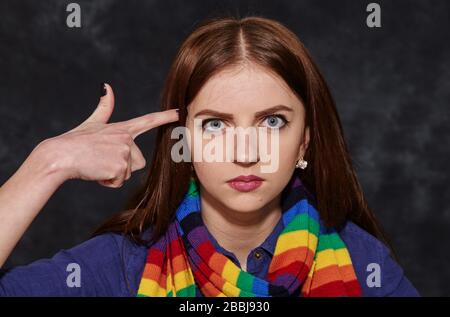 giovane donna tesa punta al suo tempio Foto Stock