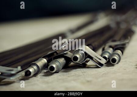 Tubo flessibile del cavo del freno. Collegamenti pneumatici tra camion e camion, tubi flessibili della pressione dell'aria che collegano un camion con un rimorchio. Foto Stock