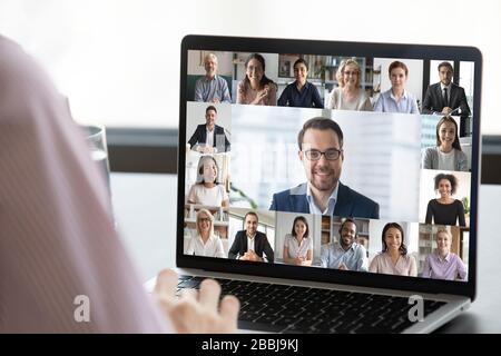 Primo piano di colloquio dei dipendenti sulla videochiamata su laptop con colleghi diversi, i lavoratori parlano su conferenza web con colleghi multirazziali, hanno on-line brie Foto Stock