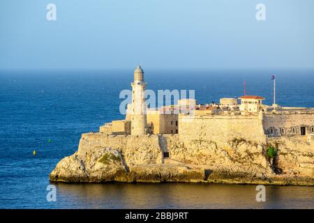 El Castillo de los Tres Reyes Magos del Morro o semplicemente "El Morro" in lontananza, l'Avana Vieja, Cuba Foto Stock