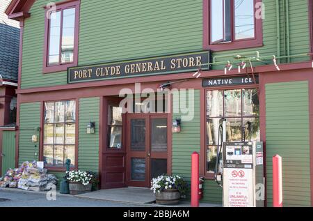 Uno dei pochi negozi o negozi qui a Port Clyde. È l'insediamento più meridionale della penisola di St George. I locali fanno shopping qui così come i turisti. Foto Stock