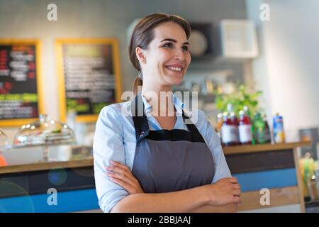 Donna che lavorano in coffee shop Foto Stock