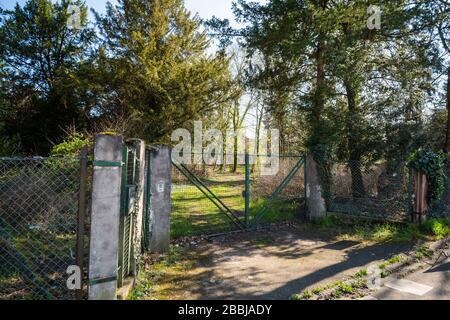 Recinzione vintage chiusa all'ingresso del parco forestale Foto Stock