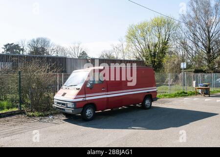 Strasburgo, Francia - 18 marzo 2020: Vista laterale anteriore della Renault T35D rossa d'epoca mini furgone cargo parcheggiato in una strada rurale vuota Foto Stock