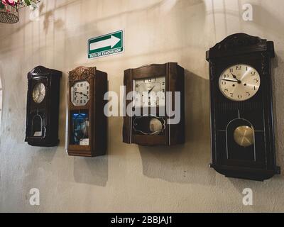 Orologio da parete, orologio a pendolo. Reloj de Pared, reloj de pendulo. Cafe Mona o Casa Oaxaca Cafe en Hermosillo sonora. Foto Stock