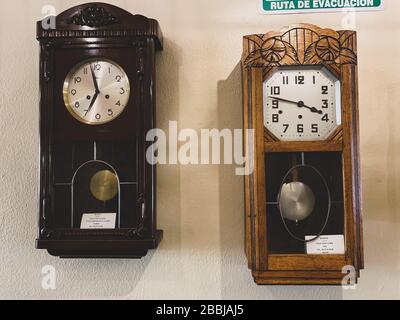 Orologio da parete, orologio a pendolo. Reloj de Pared, reloj de pendulo. Cafe Mona o Casa Oaxaca Cafe en Hermosillo sonora. Foto Stock