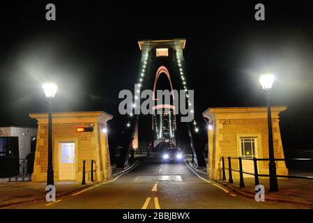 Colpo notturno del ponte sospeso clifton che attraversa la gola del fiume Avon Foto Stock