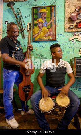 Musicisti al Ristorante Van-Van, Havana Vieja, Cuba Foto Stock