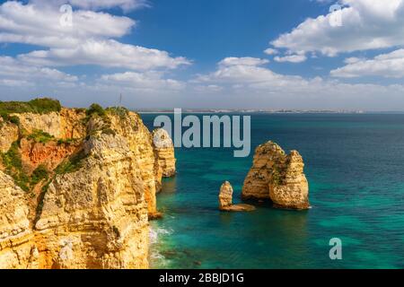 Oceano Atlantico e scogliere a Lagos, Portogallo Foto Stock