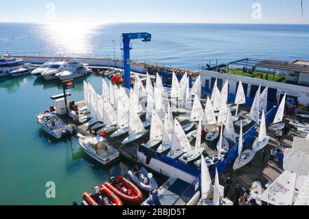 Orihuela Costa, Alicante, Spagna - 23 febbraio 2020: Laser 4.7 Campionato di Spagna a Campoamor club nautico Foto Stock