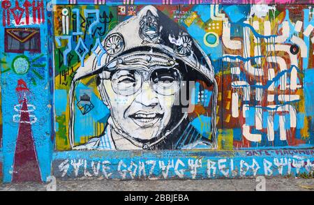 Murales di recinzione a Fábrica de Arte Cubano, Vedado, Havana, Cuba Foto Stock