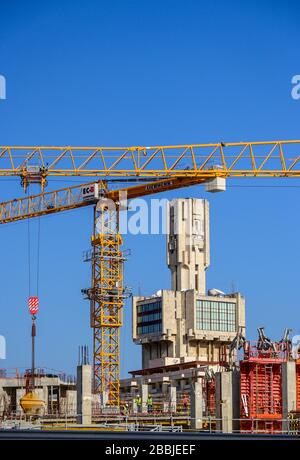 Costruzione di un nuovo hotel a Mirimar con l'ambasciata russa oltre. L'Avana, Cuba. Foto Stock