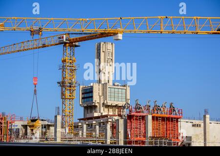 Costruzione di un nuovo hotel a Mirimar con l'ambasciata russa oltre. L'Avana, Cuba. Foto Stock