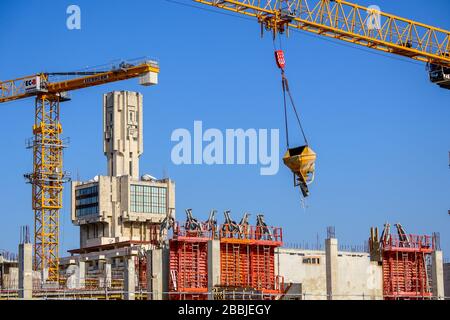 Costruzione di un nuovo hotel a Mirimar con l'ambasciata russa oltre. L'Avana, Cuba. Foto Stock