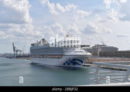 Fort Lauderdale, Florida, Stati Uniti. 31st marzo 2020. Il direttore del porto di Port Everglades ha dichiarato di essere stato catturato completamente alla cieca oggi dalla Crown Princess che arriva con l'equipaggio che ha bisogno di medevac. Egli ha dichiarato che questa legge federale violata e che il CDC e USCG non sono stati informati neanche. Il rappresentante di Carnevale ha dichiarato che la Principessa ha contattato direttamente Broward Health, e un altro Commissario di Broward ha avuto il CEO di Broward Health al telefono contestando la veridicità di quella dichiarazione al molo di Port Everglades. Crown Princess è una nave da crociera di classe Crown di proprietà e gestita dalla Princess Cruises. Il suo viaggio da nubile ha preso p Foto Stock