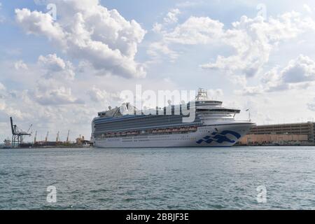 Fort Lauderdale, Florida, Stati Uniti. 31st marzo 2020. Il direttore del porto di Port Everglades ha dichiarato di essere stato catturato completamente alla cieca oggi dalla Crown Princess che arriva con l'equipaggio che ha bisogno di medevac. Egli ha dichiarato che questa legge federale violata e che il CDC e USCG non sono stati informati neanche. Il rappresentante di Carnevale ha dichiarato che la Principessa ha contattato direttamente Broward Health, e un altro Commissario di Broward ha avuto il CEO di Broward Health al telefono contestando la veridicità di quella dichiarazione al molo di Port Everglades. Crown Princess è una nave da crociera di classe Crown di proprietà e gestita dalla Princess Cruises. Il suo viaggio da nubile ha preso p Foto Stock