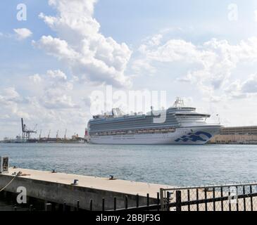 Fort Lauderdale, Florida, Stati Uniti. 31st marzo 2020. Il direttore del porto di Port Everglades ha dichiarato di essere stato catturato completamente alla cieca oggi dalla Crown Princess che arriva con l'equipaggio che ha bisogno di medevac. Egli ha dichiarato che questa legge federale violata e che il CDC e USCG non sono stati informati neanche. Il rappresentante di Carnevale ha dichiarato che la Principessa ha contattato direttamente Broward Health, e un altro Commissario di Broward ha avuto il CEO di Broward Health al telefono contestando la veridicità di quella dichiarazione al molo di Port Everglades. Crown Princess è una nave da crociera di classe Crown di proprietà e gestita dalla Princess Cruises. Il suo viaggio da nubile ha preso p Foto Stock