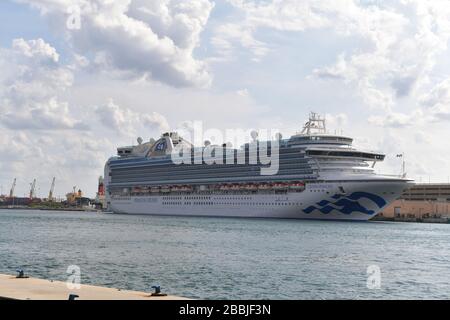 Fort Lauderdale, Florida, Stati Uniti. 31st marzo 2020. Il direttore del porto di Port Everglades ha dichiarato di essere stato catturato completamente alla cieca oggi dalla Crown Princess che arriva con l'equipaggio che ha bisogno di medevac. Egli ha dichiarato che questa legge federale violata e che il CDC e USCG non sono stati informati neanche. Il rappresentante di Carnevale ha dichiarato che la Principessa ha contattato direttamente Broward Health, e un altro Commissario di Broward ha avuto il CEO di Broward Health al telefono contestando la veridicità di quella dichiarazione al molo di Port Everglades. Crown Princess è una nave da crociera di classe Crown di proprietà e gestita dalla Princess Cruises. Il suo viaggio da nubile ha preso p Foto Stock