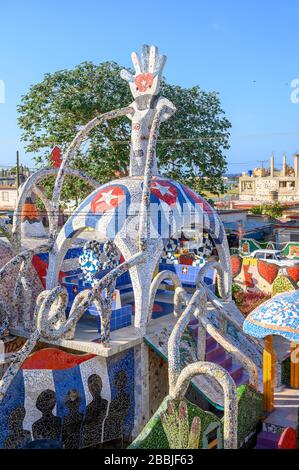 Fusterlandia, installazioni di arte pubblica dell'artista locale José Fuster, con mosaici colorati e stravaganti, Playa de Jaimanitas, Havana, Cuba Foto Stock