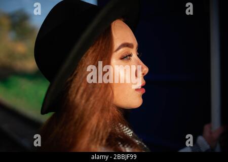 Ritratto di una giovane donna in un cappello Foto Stock
