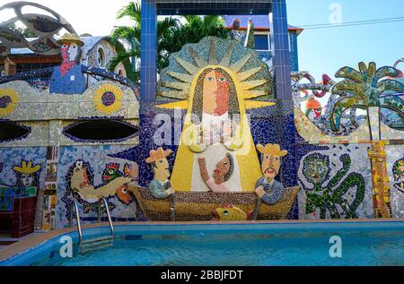 Fusterlandia, installazioni di arte pubblica dell'artista locale José Fuster, con mosaici colorati e stravaganti, Playa de Jaimanitas, Havana, Cuba Foto Stock