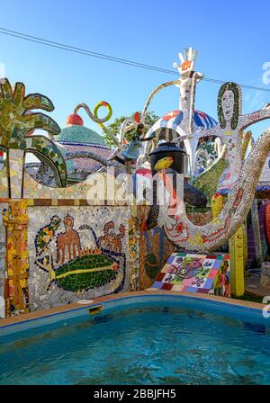 Fusterlandia, installazioni di arte pubblica dell'artista locale José Fuster, con mosaici colorati e stravaganti, Playa de Jaimanitas, Havana, Cuba Foto Stock