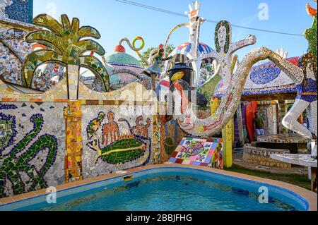 Fusterlandia, installazioni di arte pubblica dell'artista locale José Fuster, con mosaici colorati e stravaganti, Playa de Jaimanitas, Havana, Cuba Foto Stock