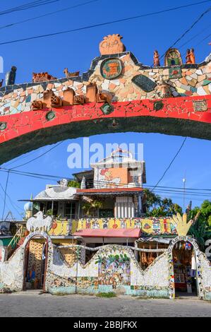 Fusterlandia, installazioni di arte pubblica dell'artista locale José Fuster, con mosaici colorati e stravaganti, Playa de Jaimanitas, Havana, Cuba Foto Stock