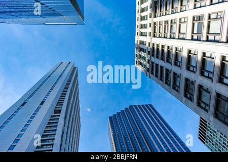 Vista verso l'alto di più grattacieli nel centro di Chicago Foto Stock