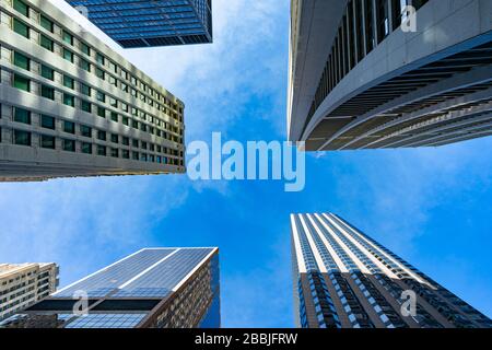 Vista verso l'alto di più grattacieli nel centro di Chicago Foto Stock