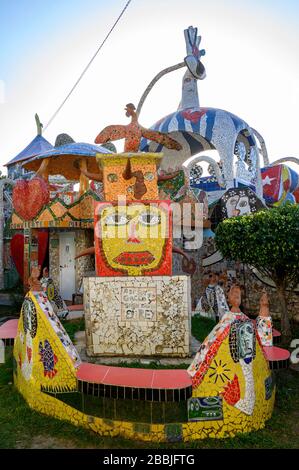 Fusterlandia, installazioni di arte pubblica dell'artista locale José Fuster, con mosaici colorati e stravaganti, Playa de Jaimanitas, Havana, Cuba Foto Stock