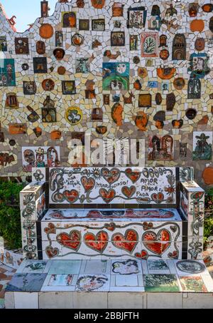 Fusterlandia, installazioni di arte pubblica dell'artista locale José Fuster, con mosaici colorati e stravaganti, Playa de Jaimanitas, Havana, Cuba Foto Stock