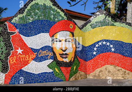 Fusterlandia, installazioni di arte pubblica dell'artista locale José Fuster, con mosaici colorati e stravaganti, Playa de Jaimanitas, Havana, Cuba Foto Stock